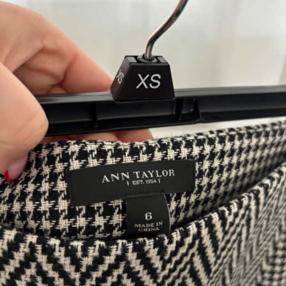 Ann Taylor Tulip Flare Hem Houndstooth Skirt Size 6 - Picture 3 of 3